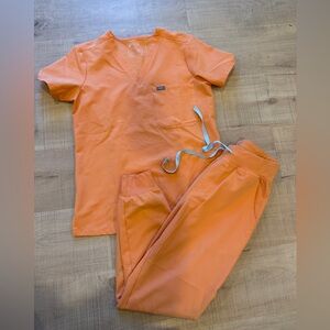 Figs Shaka Orange Scrub Set